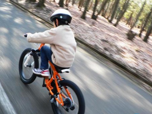 坂道を自転車で下る