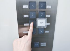 エレベーターの夢の意味 乗る 上がるなど夢占いの吉凶は 運気アップしてハッピーを引き寄せる開運ブログ